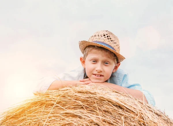 Niño Con Sombrero Paja Acostado Pajar —  Fotos de Stock