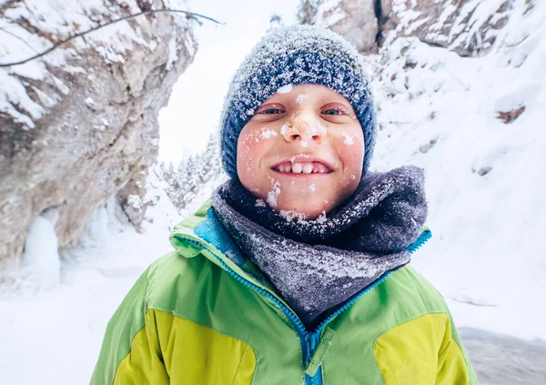 雪顔面白いです男の子の肖像画 — ストック写真