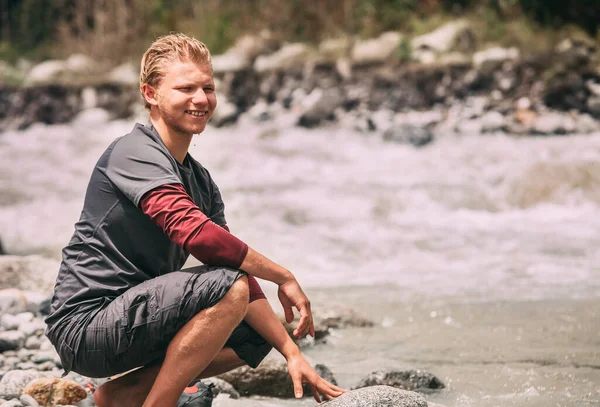 Joven Turista Refrescante Cerca Del Río Montaña — Foto de Stock