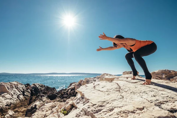 Kvinna Utövar Yoga Den Övergivna Havskusten — Stockfoto