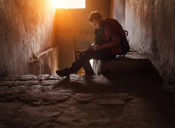 Turista Hombre Navegar Por Internet Con Ordenador Portátil Viejo Castillo —  Fotos de Stock