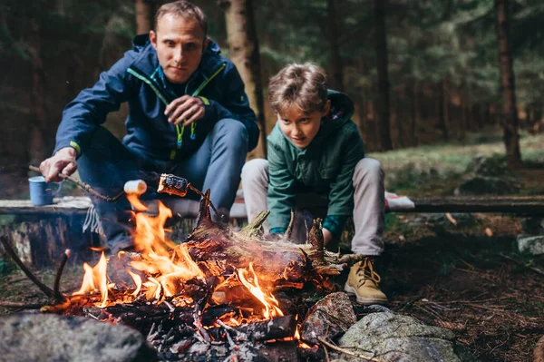 Baba Oğul Kamp Ateşinde Mashmallow Şekerlerini Kızartıyor — Stok fotoğraf