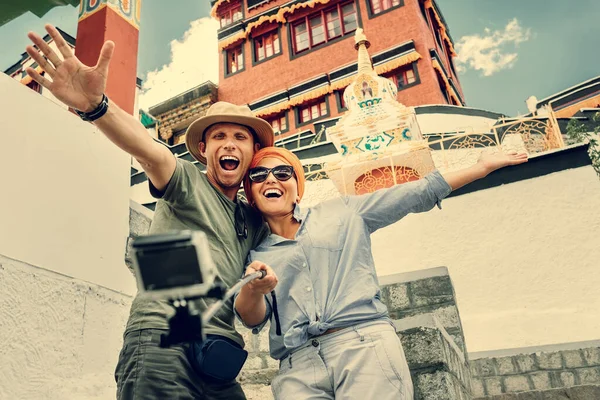 Счастливая Пара Фотографируется Фоне Тибетского Пейзажа — стоковое фото