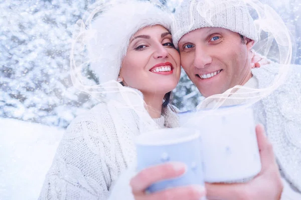 Verliebtes Paar Schneewald Mit Herzrahmen Aus Dampf — Stockfoto