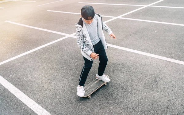 Niño Skater Adolescente Con Monopatín Patio Asfalto Haciendo Trucos Generación — Foto de Stock