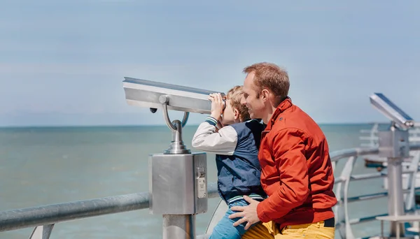 Vater Hilft Seinem Kleinen Sohn Fernglas — Stockfoto