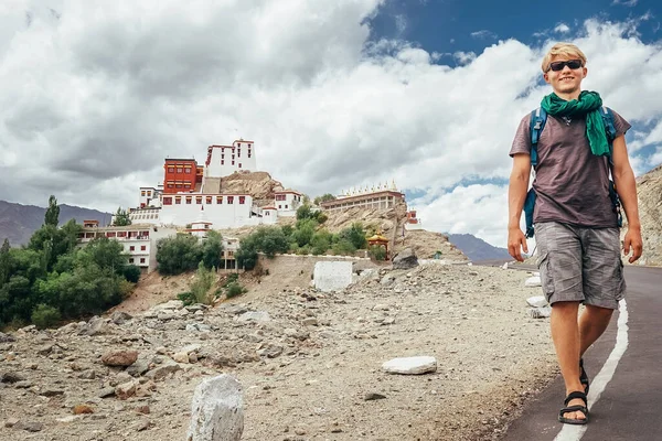 Młody Turysta Spaceruje Drodze Pobliżu Klasztoru Thiksey Indiach Ladakh — Zdjęcie stockowe