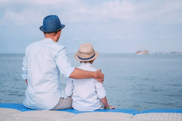 Πατέρας Και Γιος Κάθονται Στην Προβλήτα Και Κοιτάζουν Πλοίο Στη — Φωτογραφία Αρχείου