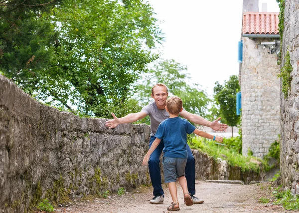 Filho Corre Para Seus Abraços Papai — Fotografia de Stock