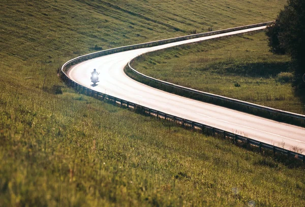 Motorfiets Met Bewegende Koplamp Langs Snelweg Verlicht Met Achteraan Avonds — Stockfoto