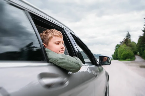 Mit Dem Auto Unterwegs Sohn Und Vater Schauen Aus Autofenstern — Stockfoto