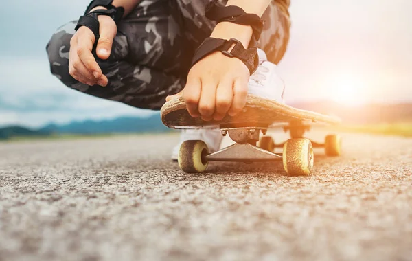 Chlapec Sedí Skateboardu Nohy Ruce Detailní Obrázek — Stock fotografie