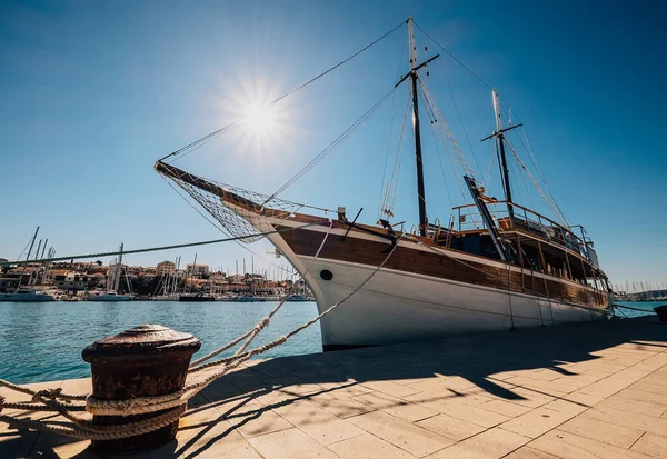 Segelschiff Seehafen Festgemacht — Stockfoto