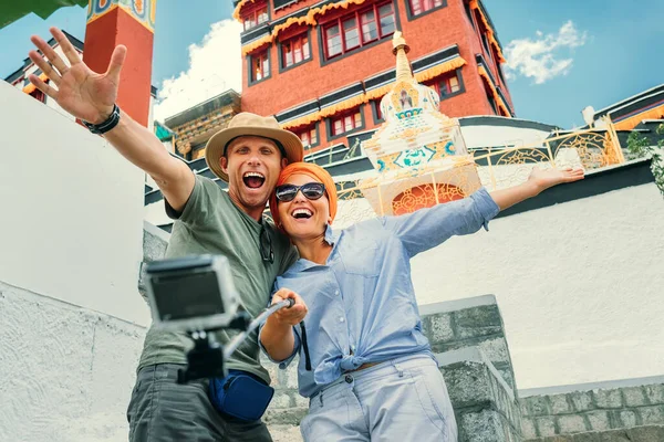 Счастливая Пара Фотографируется Фоне Тибетского Взгляда — стоковое фото