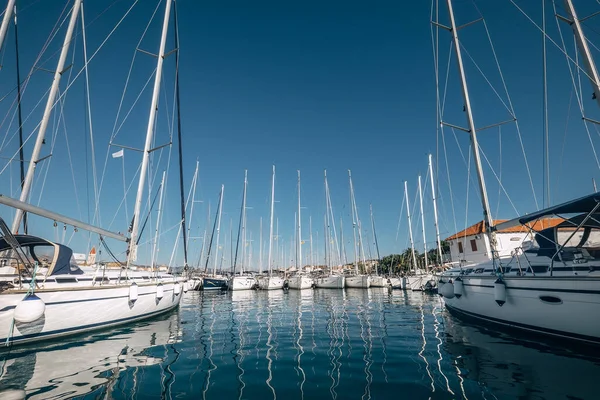 Weiße Yachten Der Bucht — Stockfoto