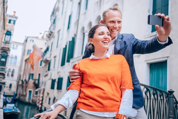 Liefdevol Stel Maak Een Foto Met Moderne Smartphone Brug Venetië — Stockfoto