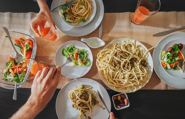 Familie Vers Diner Met Grapefruitsap Pasta Salade — Stockfoto