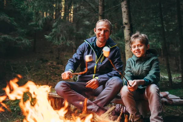 Otec Syn Pečou Marshmallow Bonbóny Táborovém Ohni Lese Jarní Nebo — Stock fotografie