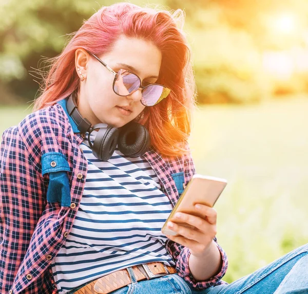 Krásná Moderní Mladá Žena Teenager Portrét Mimořádným Účesem Kostkované Košili — Stock fotografie