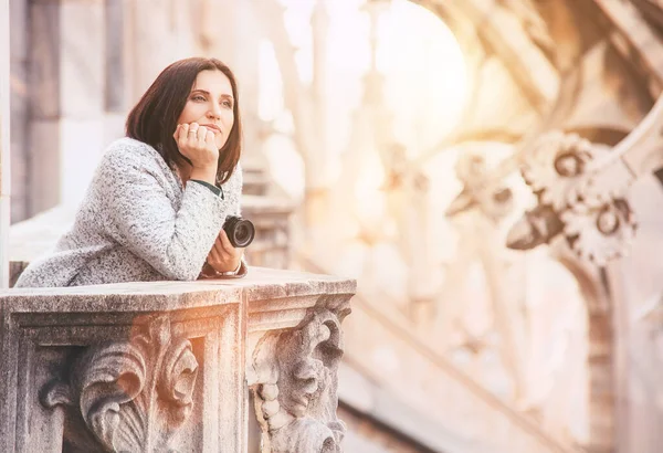 Turist Kadın Milano Katedrali Nin Çatısında Sakin Bir Atmosferin Keyfini — Stok fotoğraf