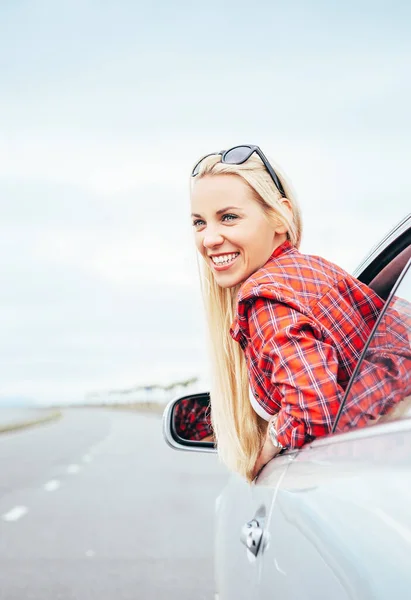 Mutlu Gülümseyen Genç Kadın Araba Camından Dışarı Bakar — Stok fotoğraf