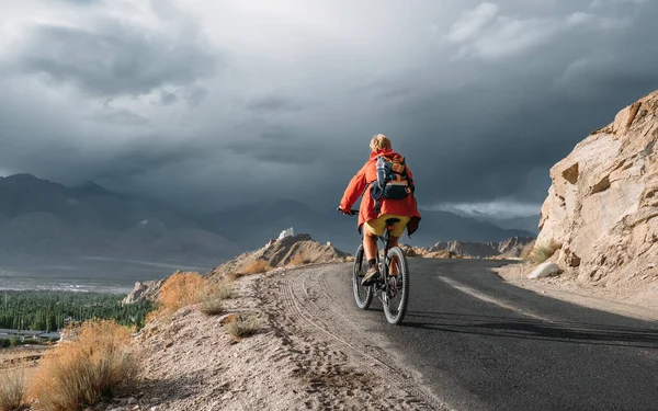 Cykla Turist Rider Himalaya Bergsväg Väg Till Buddistiska Kloster — Stockfoto