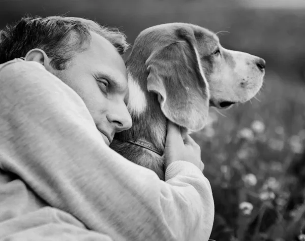 Άνθρωπος Αγκαλιάζει Αγαπημένο Του Σκυλί — Φωτογραφία Αρχείου