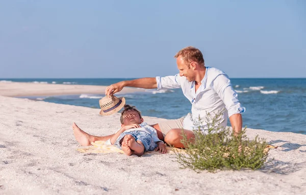 Otec Synem Spolu Trávili Čas Pláži Mořského Písku Slunečného Dne — Stock fotografie