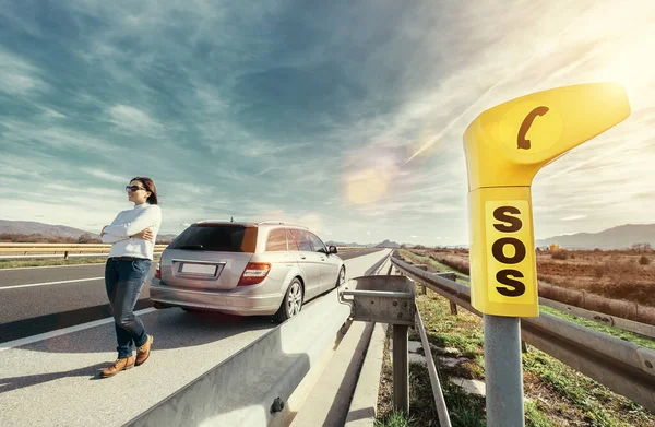 Sos Servicepunt Snelweg Vrouw Bestuurder Heeft Een Probleem Met Auto — Stockfoto