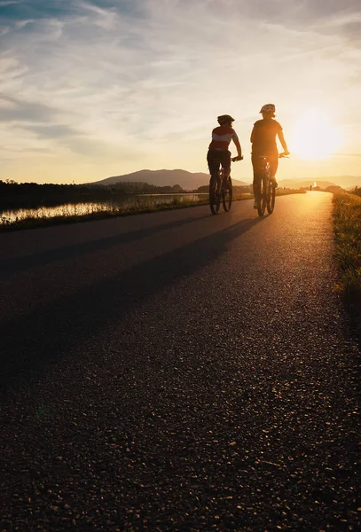 Deux Cyclistes Sont Sur Route Coucher Soleil — Photo