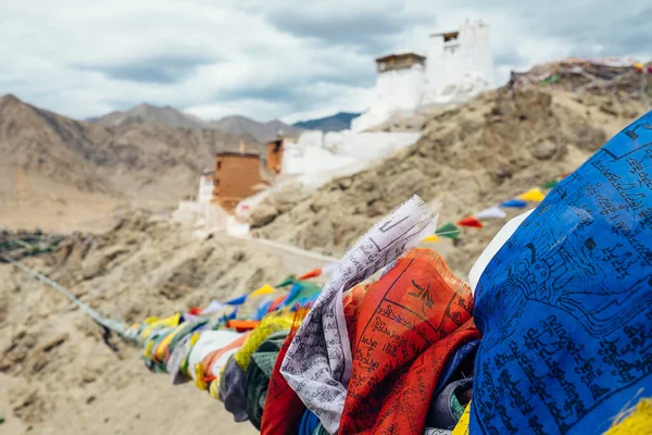 Тибетські Молитовні Прапори Цземо Леху Задньому Плані — стокове фото