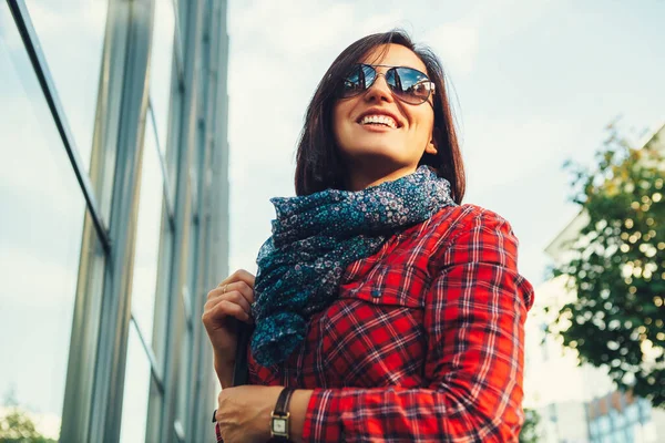 Feliz Mulher Sorridente Retrato Cidade — Fotografia de Stock