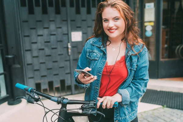 Rood Krullend Lang Haar Kaukasische Tiener Meisje Straat Lopen Met — Stockfoto