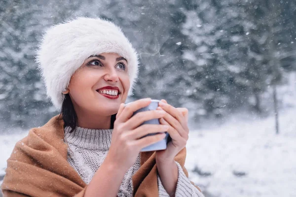 Woman Cup Hot Tea Snowy Forest Background — Stock Photo, Image