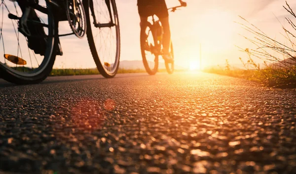 Fahrrad Räder Schließen Bild Auf Asphalt Sonnenuntergang Straße — Stockfoto