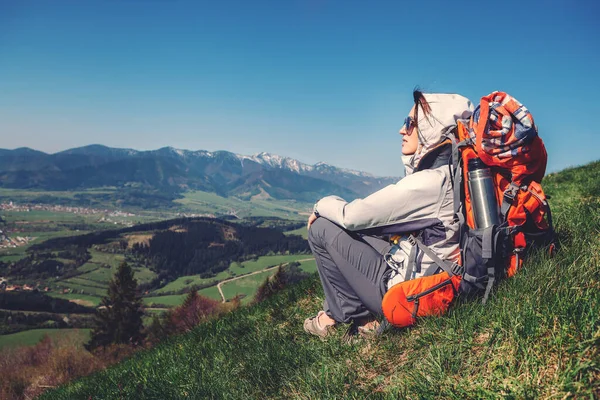 Kobieta Backpacker Podróżnik Siedzi Górskim Wzgórzu Pięknym Widokiem Dolinę — Zdjęcie stockowe