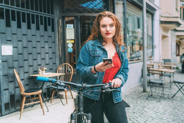 Rood Krullend Lang Haar Kaukasische Tiener Meisje Straat Lopen Met — Stockfoto