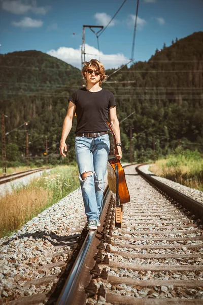 Jeune Homme Avec Guitare Marche Sur Les Chemins Fer — Photo