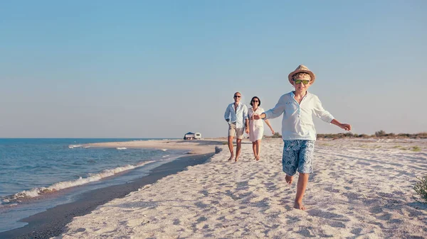 Lifestyle Reisen Familienkonzept Bild Glückliche Familienspaziergänge Wüste Meer Strand — Stockfoto