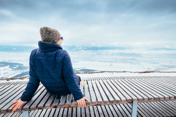 Woman Relax Top Hill Point Beautiful Panorame View Winter City — Stock Photo, Image