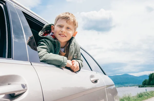 Chico Mira Por Ventana Del Coche — Foto de Stock