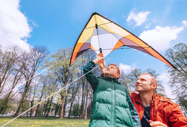 Padre Con Hijo Empezar Volar Una Cometa —  Fotos de Stock