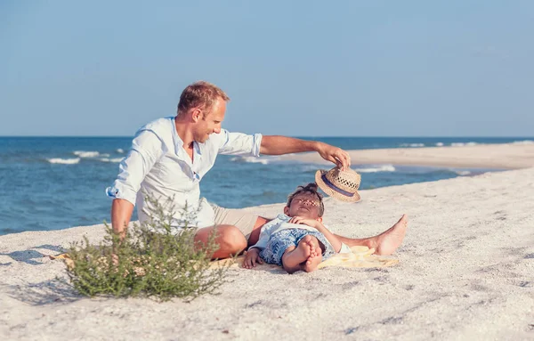 Pai Com Filho Passou Tempo Juntos Praia Areia Mar Dia — Fotografia de Stock