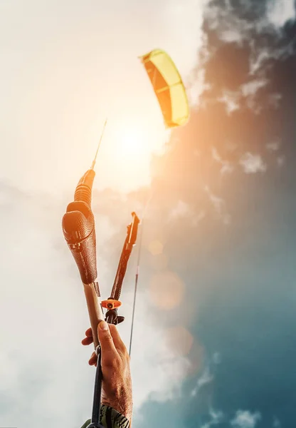 Närbild Bild Kitesurfare Hand Med Drake Blå Himmel — Stockfoto
