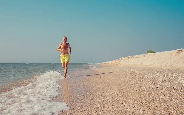 男は海の波線を走る — ストック写真