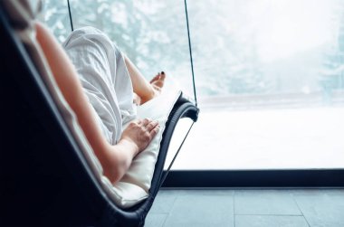 Görüntüyü kapat kadın vücudu sağlık bölgesinde rahatla