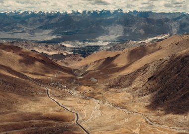 Leh Ladakh 'a giden dağ yolunun tepesinden.