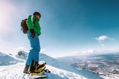 Snowboardcu dağın tepesinde kal.