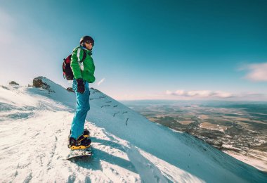Snowboardcu dağın tepesinde kal.