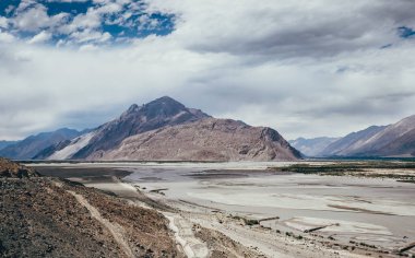 Kum Bankaları Nubra Nehri görünümü